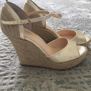 Gold leather wedges ✨